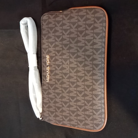 Michael Kors Jet Set LARGE Logo Wristlet NWT 8.5 x 5.5 GREAT PRICE - Picture 4 of 7